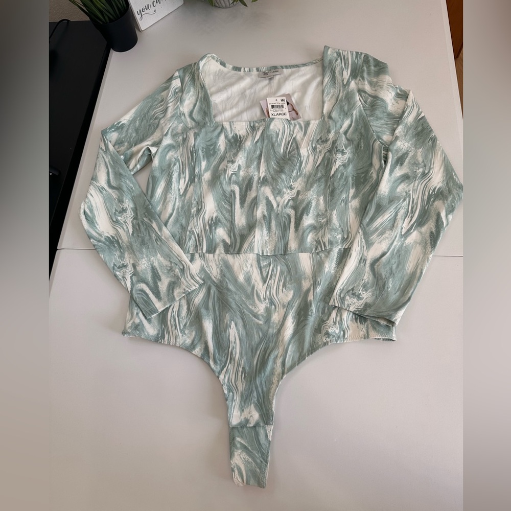 Women’s long sleeved marble bodysuit Size XL